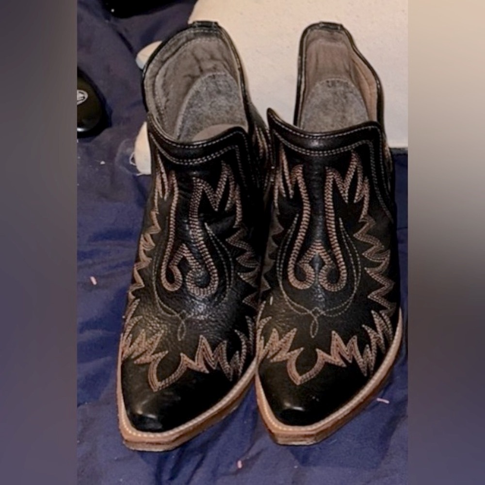 Women Black  Ariat ankle boots size 7